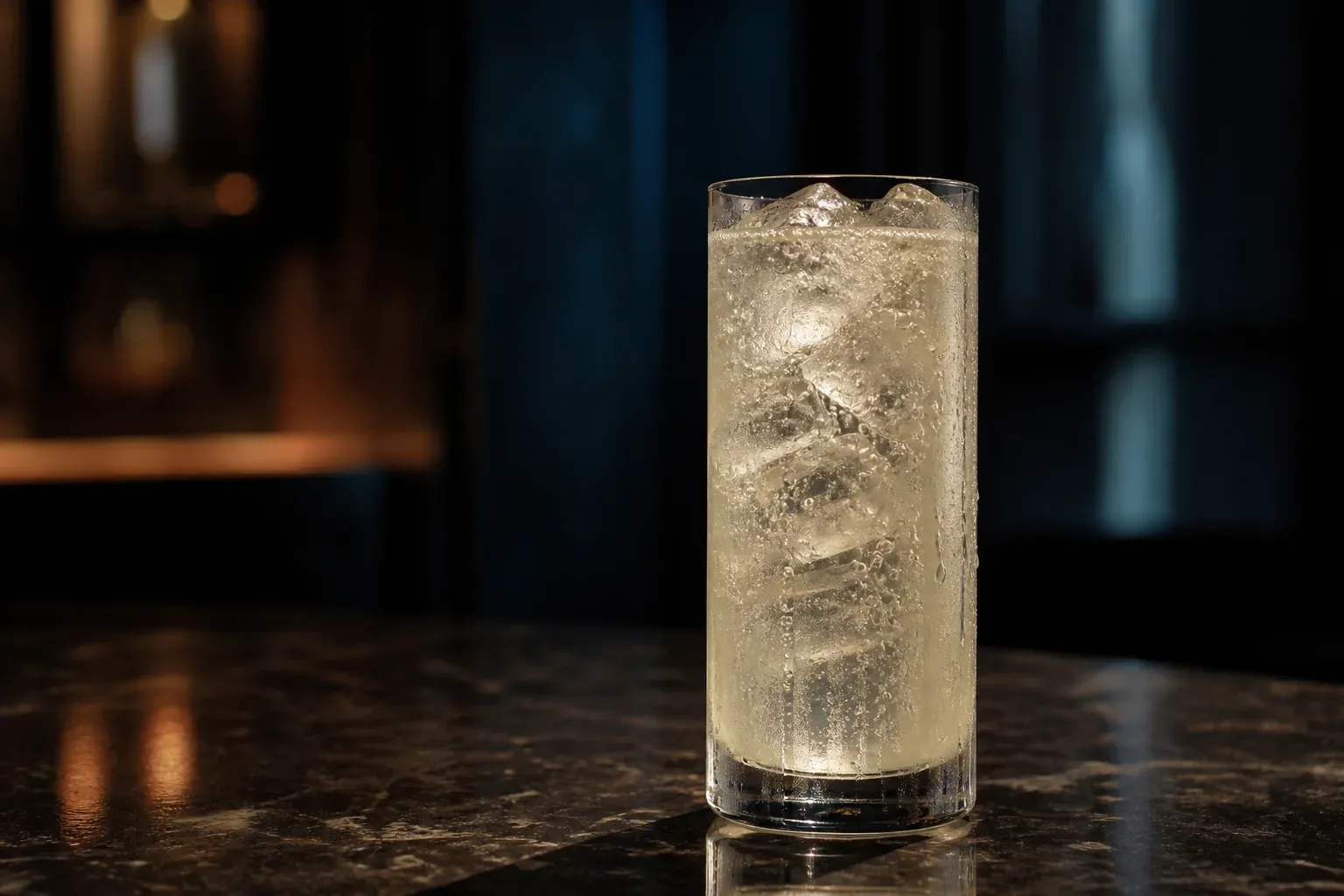 Tom Collins claro servido con hielo en un vaso alto