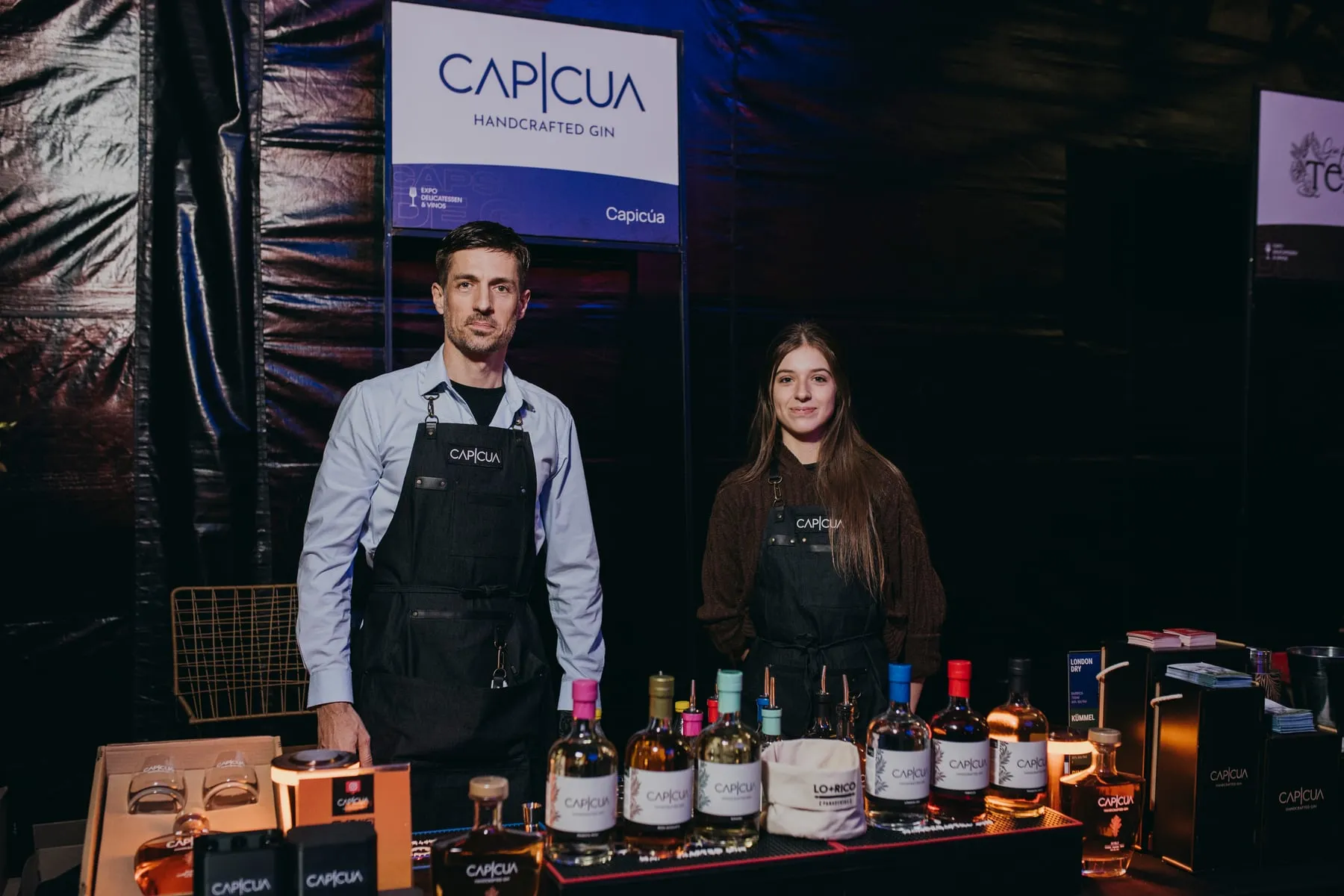 Equipo CAPICÚA junto al portfolio completo de productos