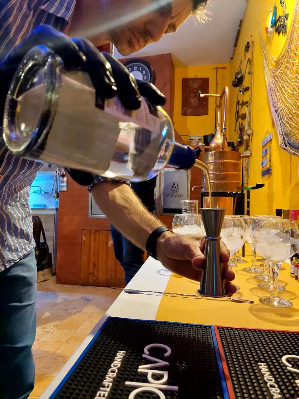 Medición de gin durante una destilación en vivo