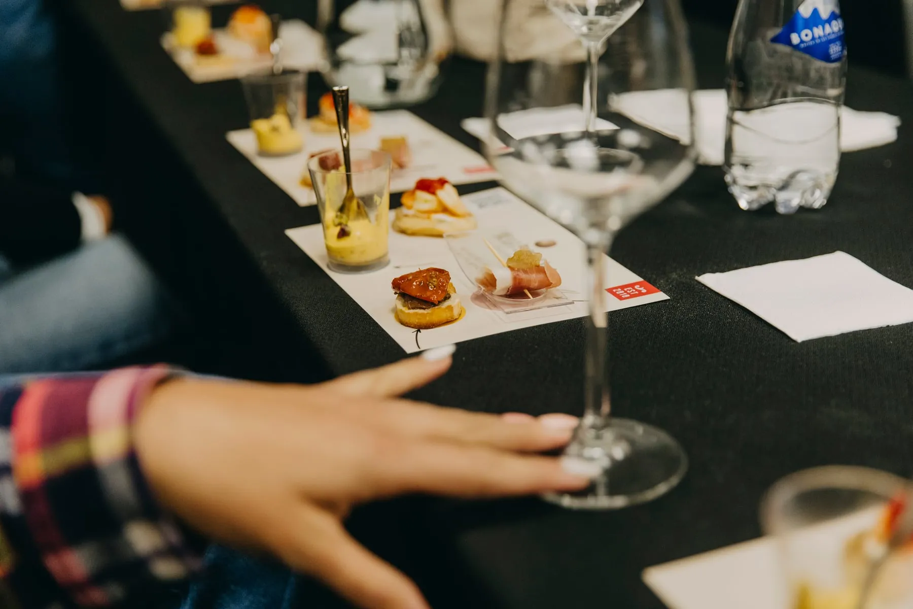 Mesa preparada para una degustación guiada CAPICÚA