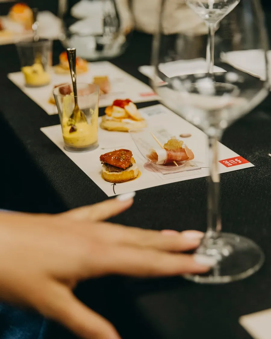 Mesa preparada para una degustación guiada CAPICÚA