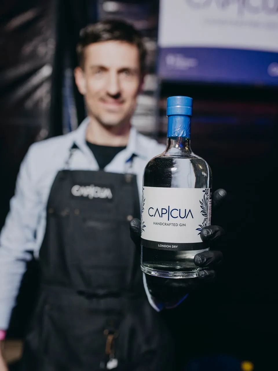 Presentación de una botella CAPICÚA London Dry