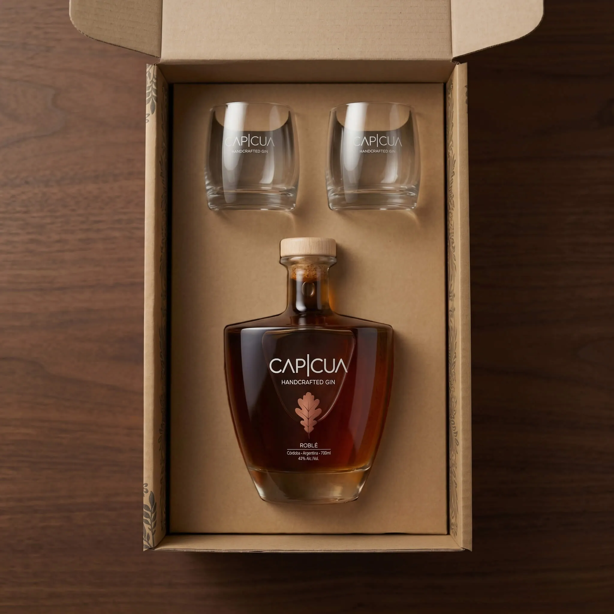 Presentación abierta de Roble CAPICÚA con dos vasos