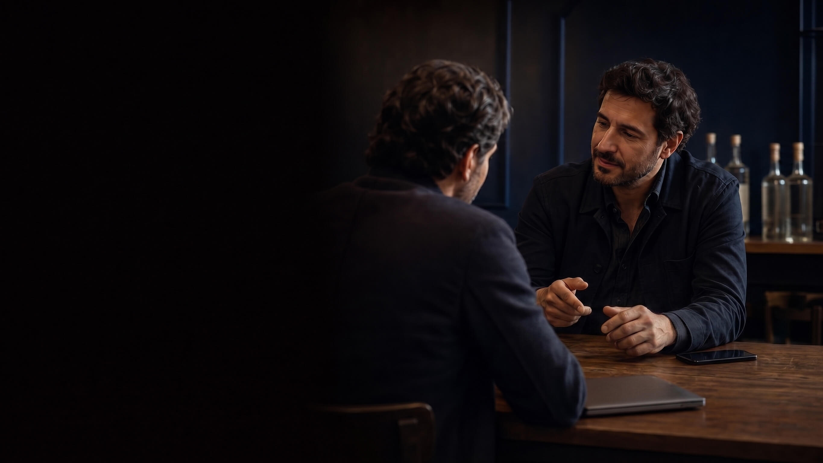Conversación entre dos profesionales para evaluar una propuesta de distribución