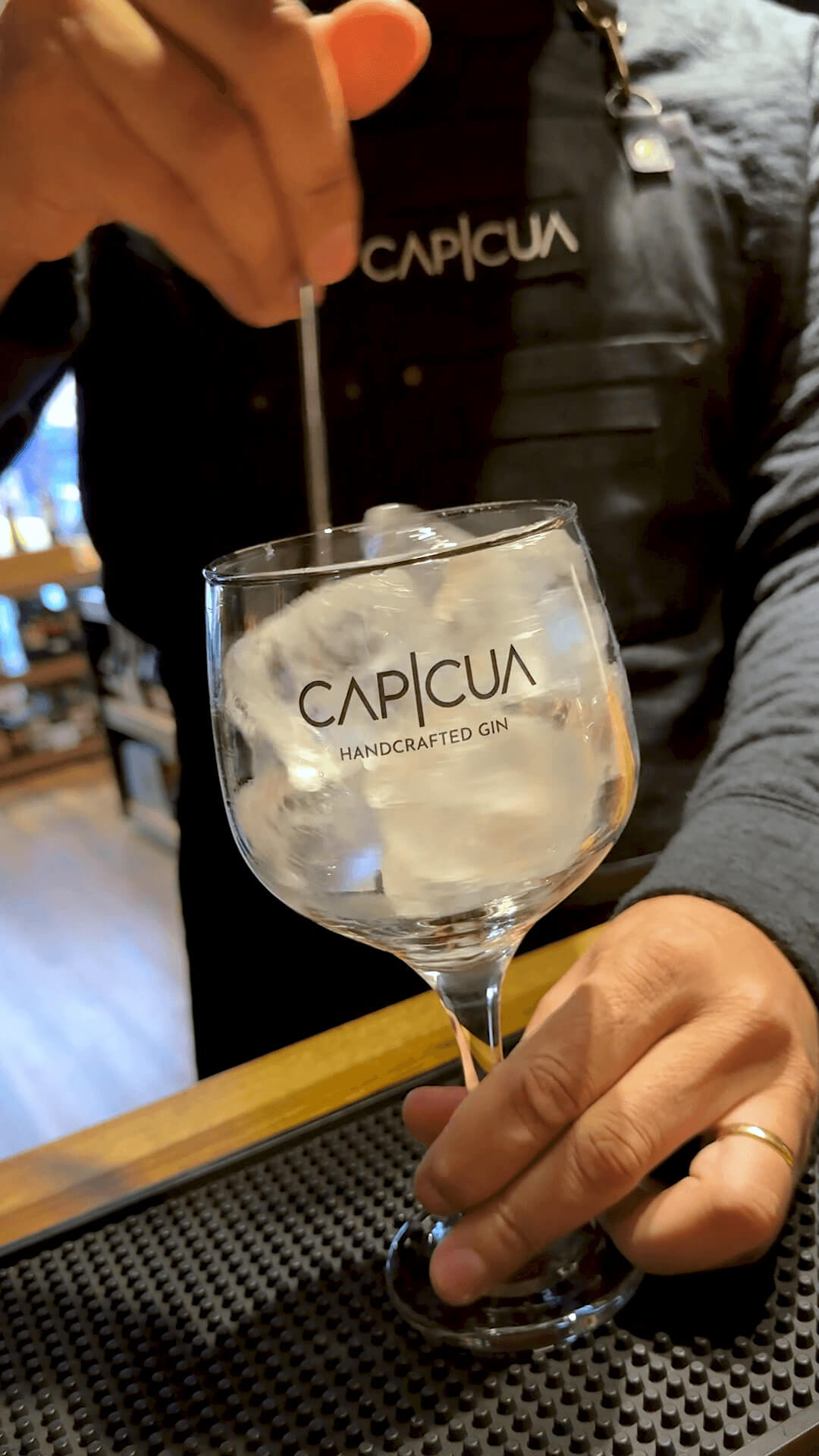 Bartender revolviendo una copa CAPICÚA con hielo
