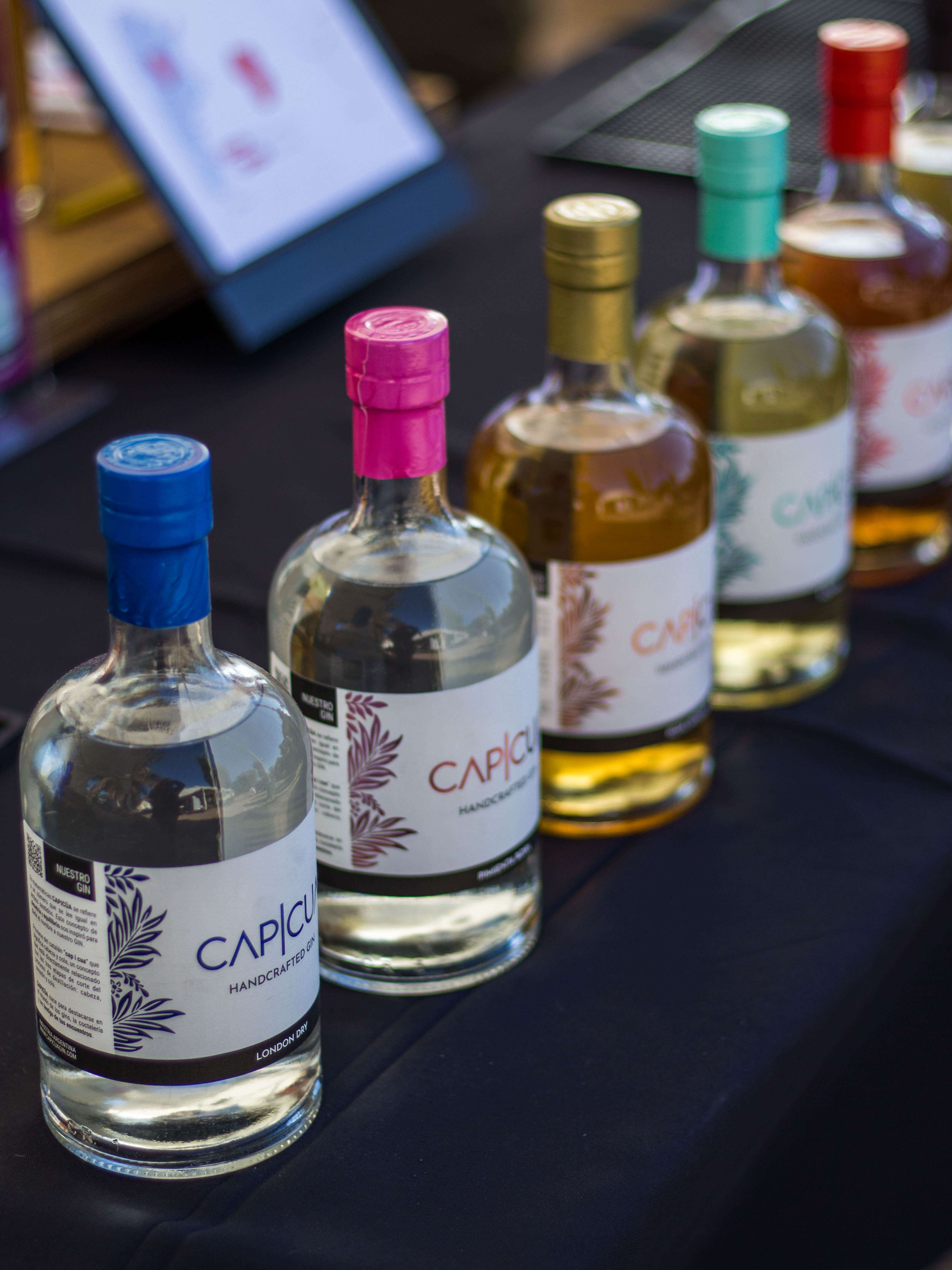 Portfolio de botellas CAPICÚA exhibido durante un evento comercial