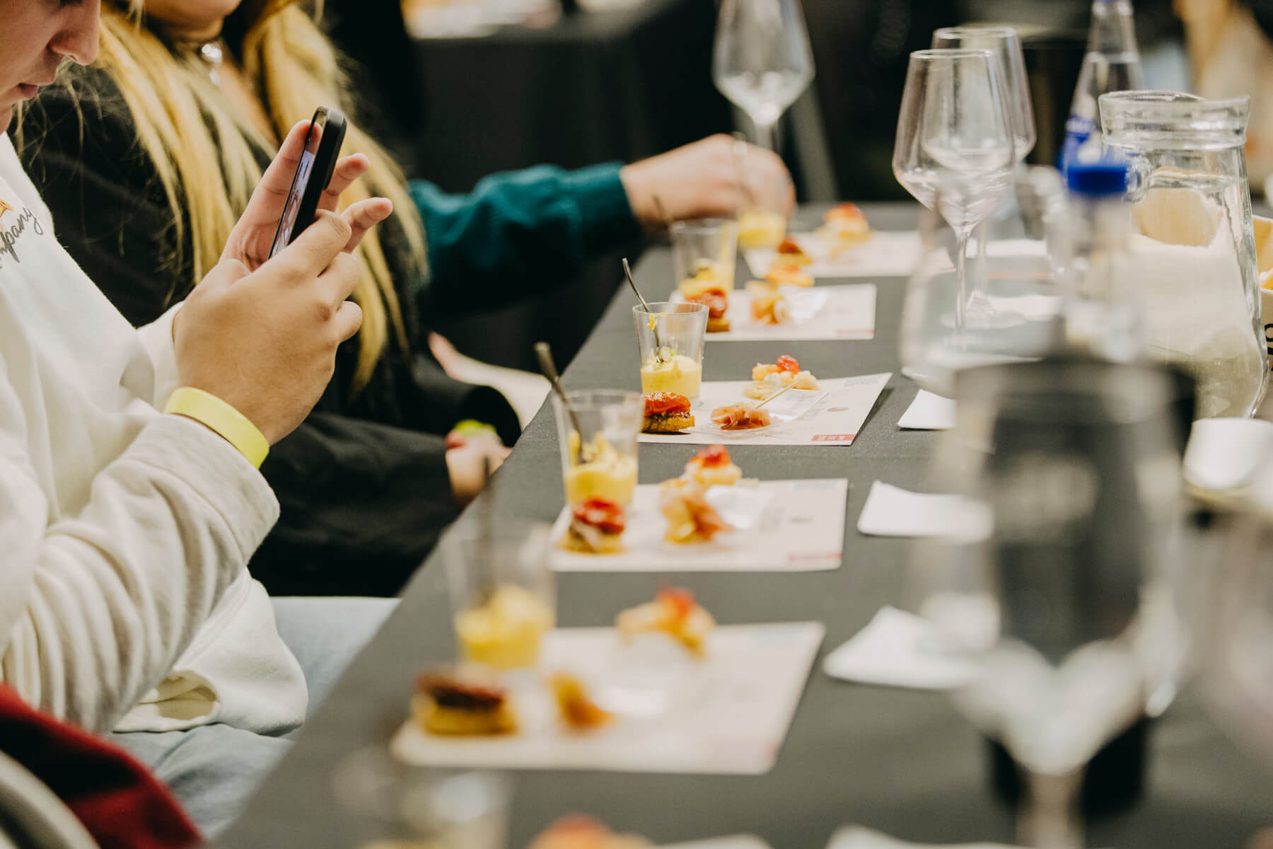 Personas participando de una degustación durante una activación