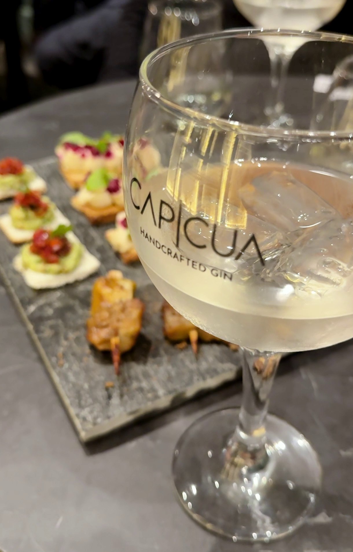 Copa CAPICÚA con hielo acompañada por un maridaje durante la degustación
