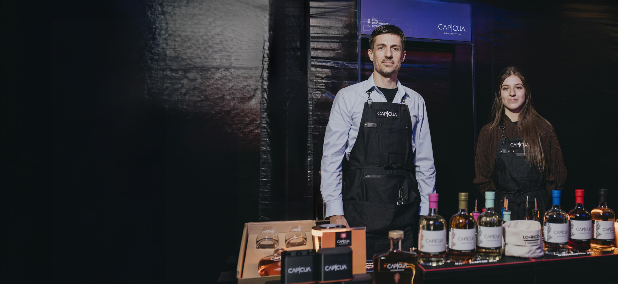 Equipo CAPICÚA detrás de su barra con el portfolio de productos durante Expo Delicatessen