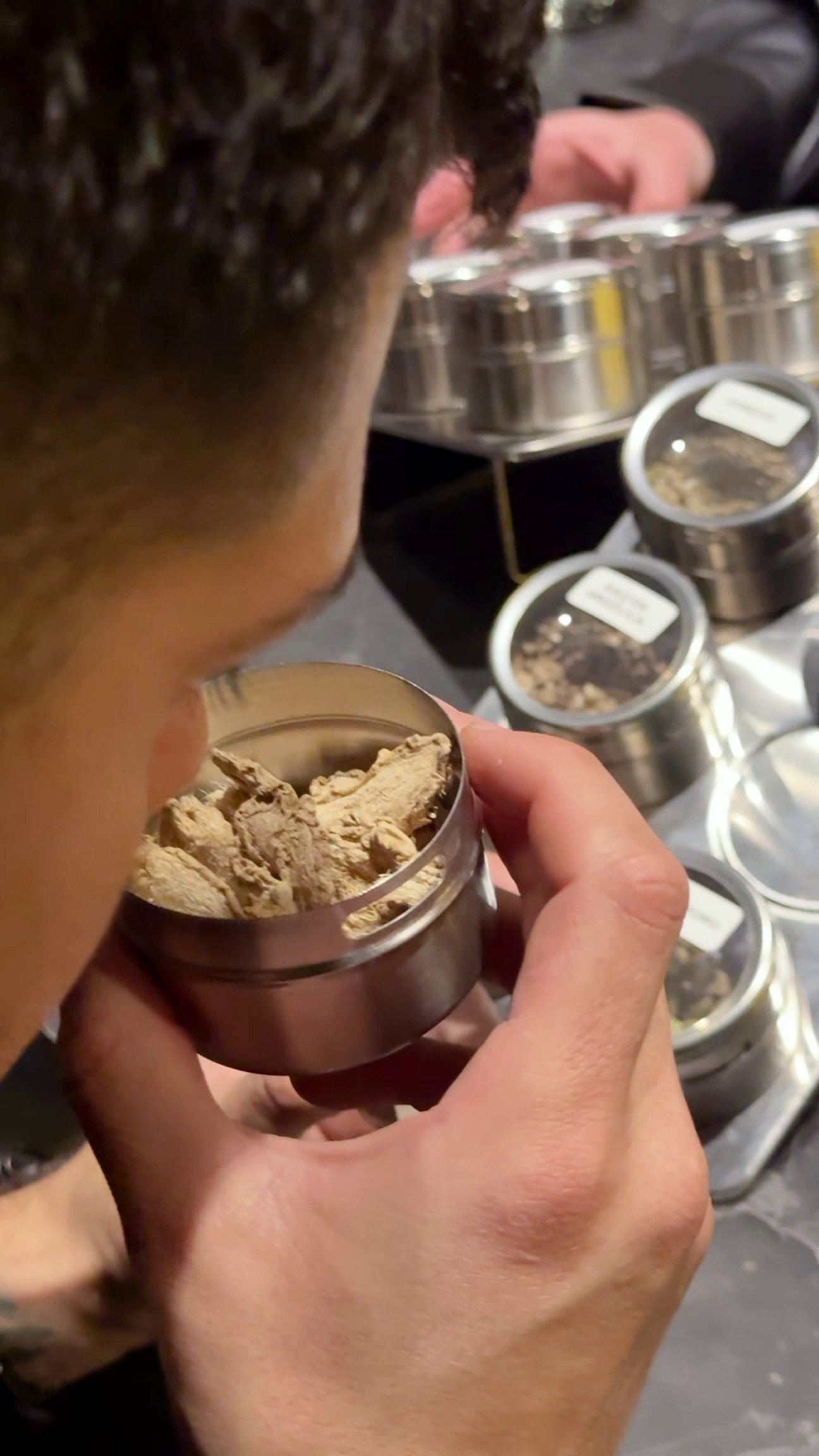 Participante reconociendo el aroma de un botánico durante el recorrido sensorial