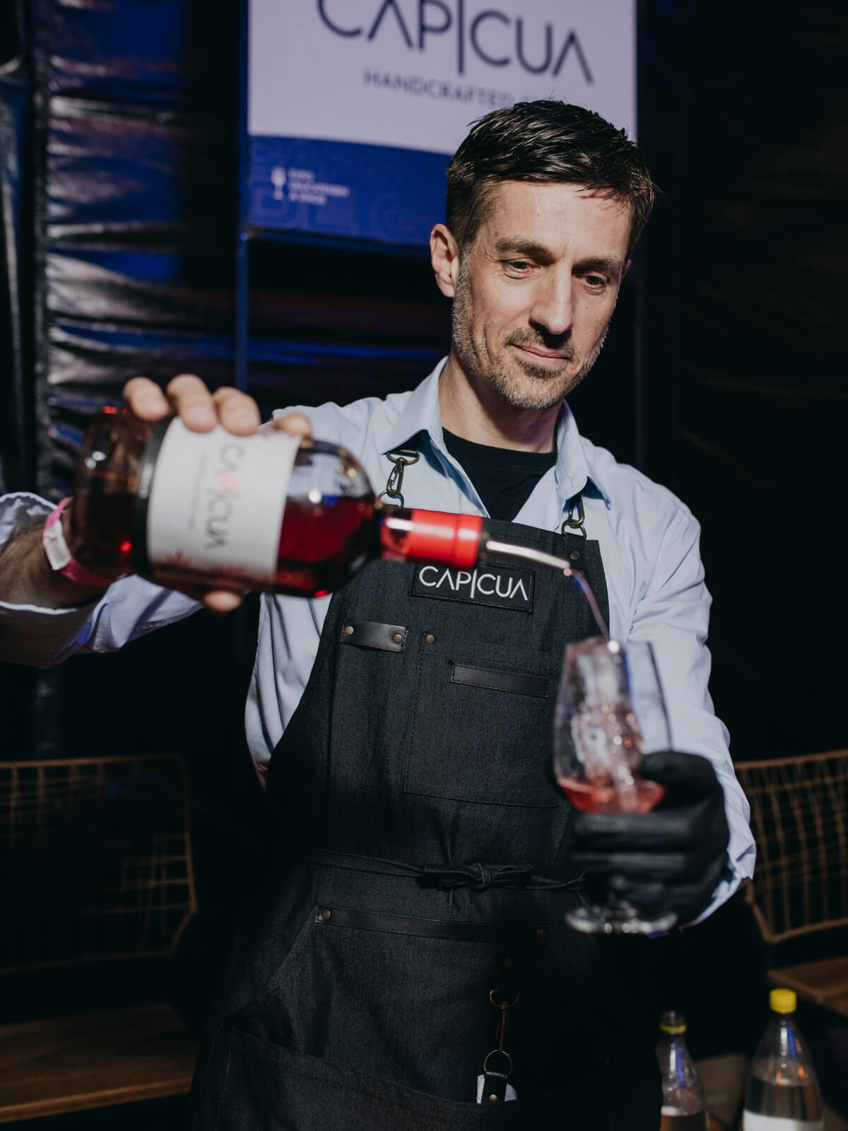 Bartender CAPICÚA sirviendo un gin durante una experiencia