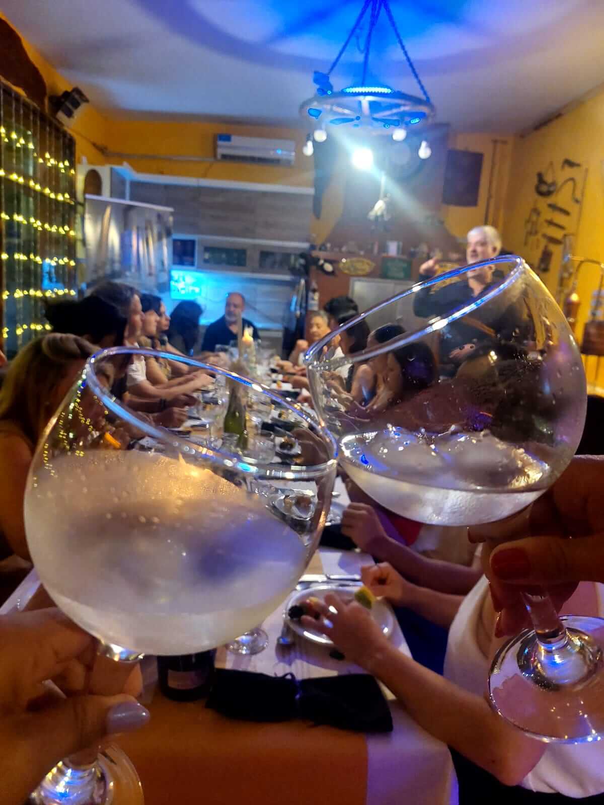 Brindis con copas CAPICÚA durante un encuentro compartido