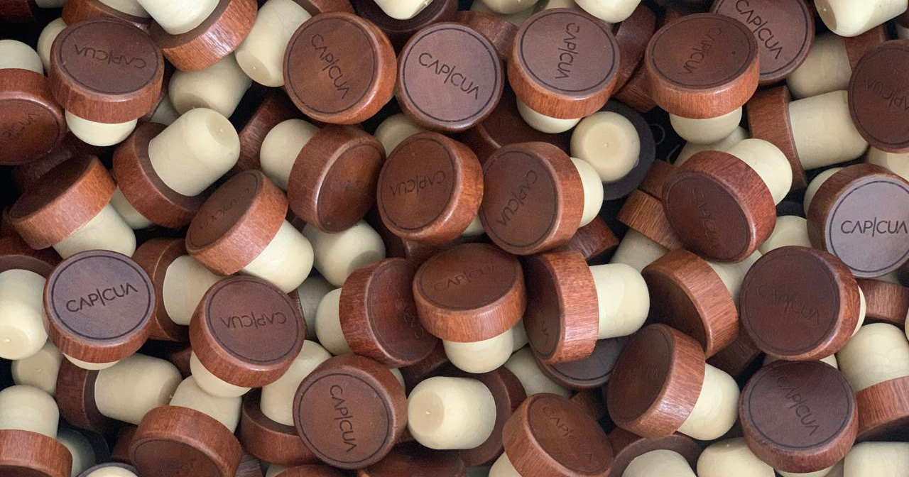 Tapones de madera con el nombre CAPICÚA grabado