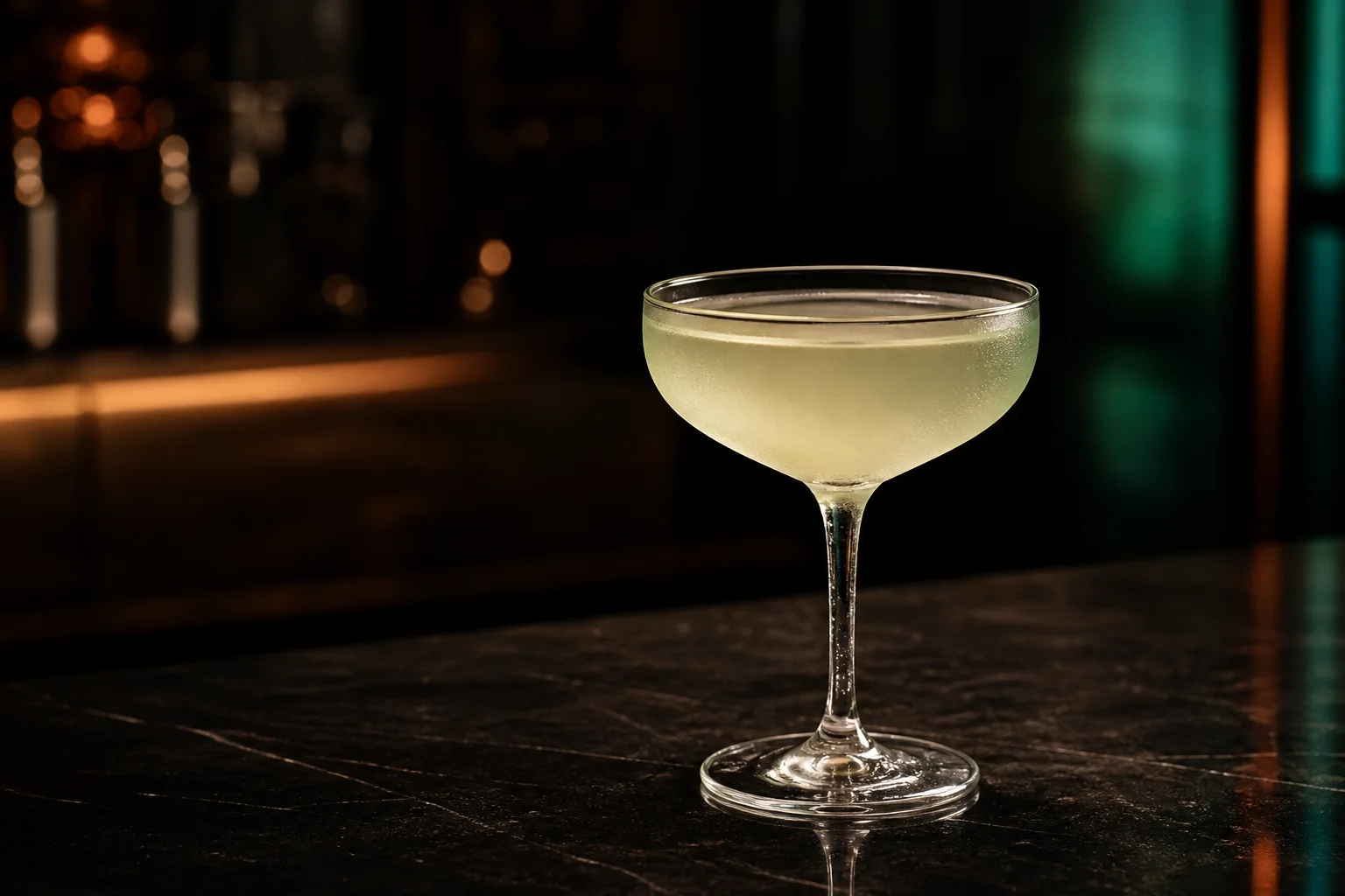 Gimlet CAPICÚA servido en una copa fría.