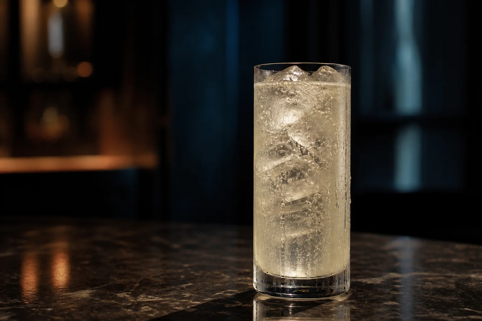 Tom Collins CAPICÚA en vaso largo, con hielo y soda.