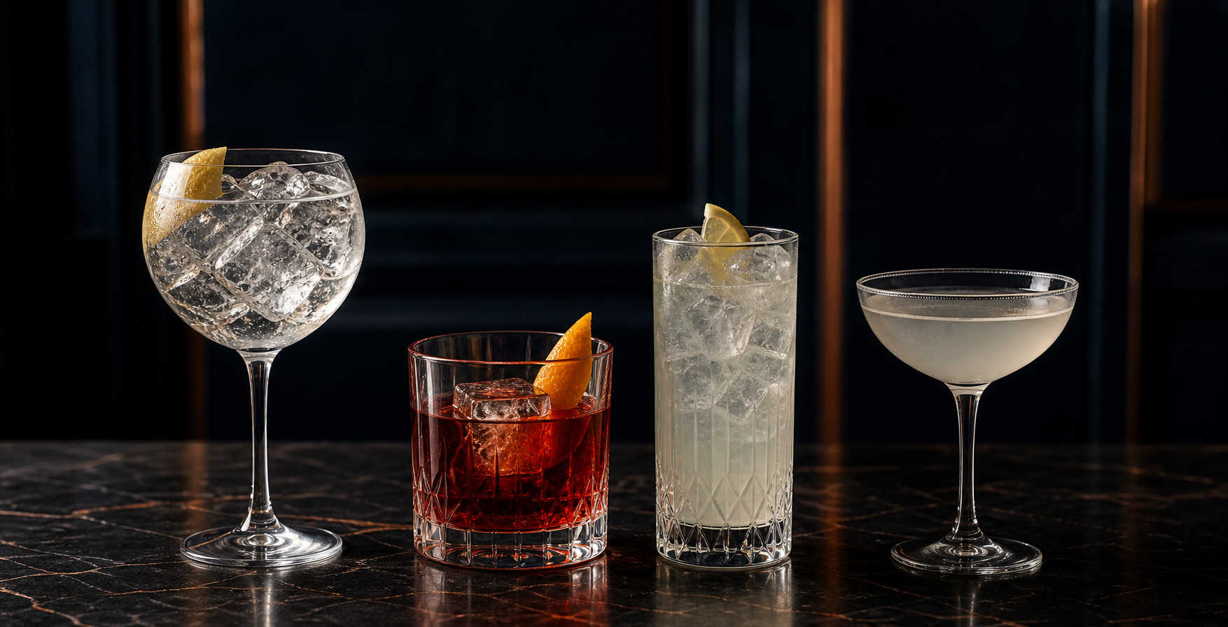 Gin tonic, Negroni, Tom Collins y Gimlet servidos en una barra oscura