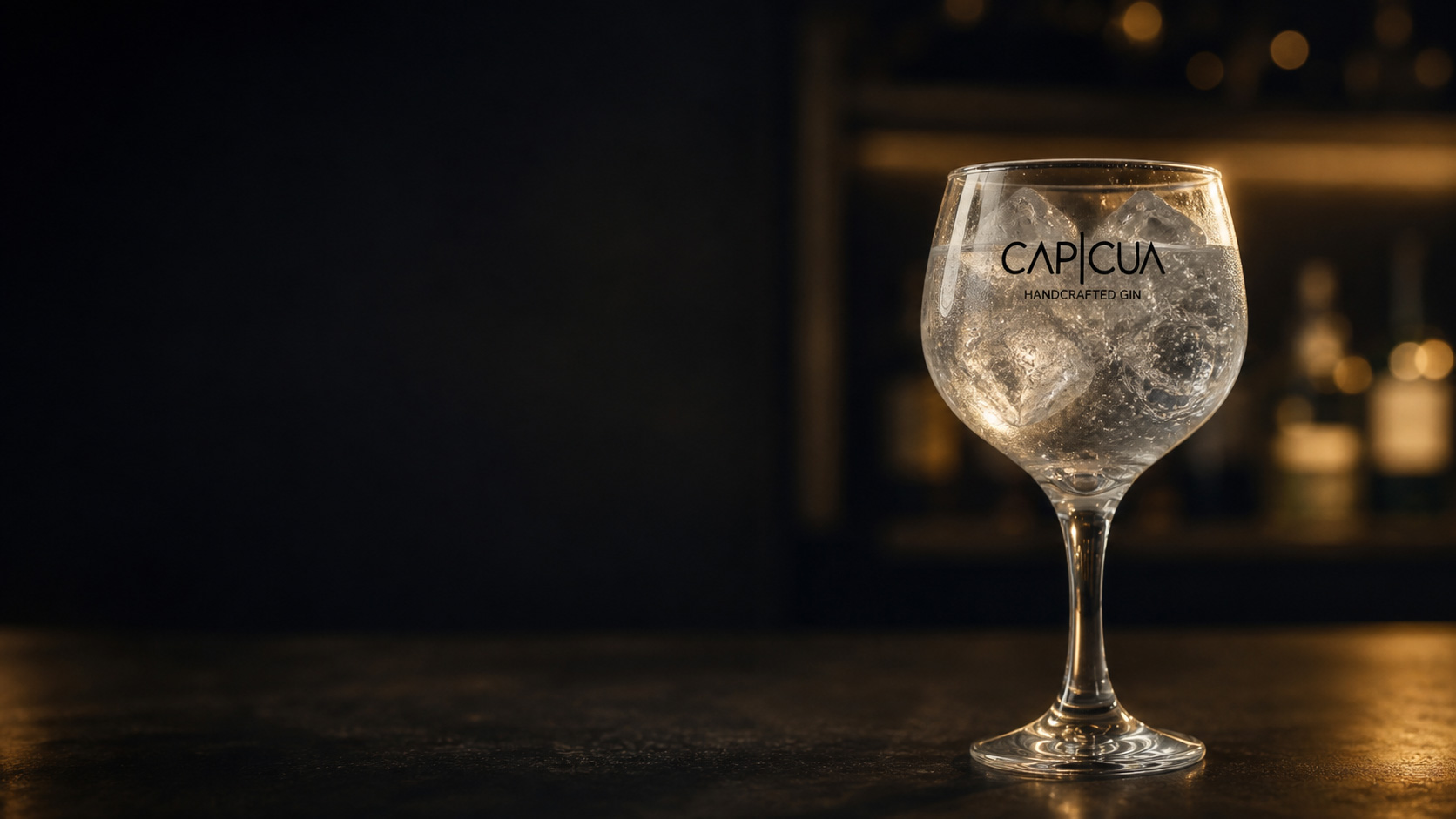 Copa CAPICÚA con hielo y gin tonic, sin garnish