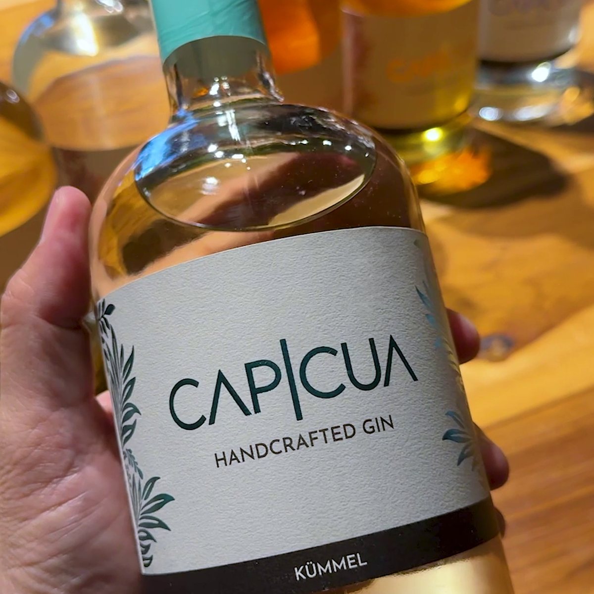 Botella CAPICÚA Kümmel exhibida en una vinoteca