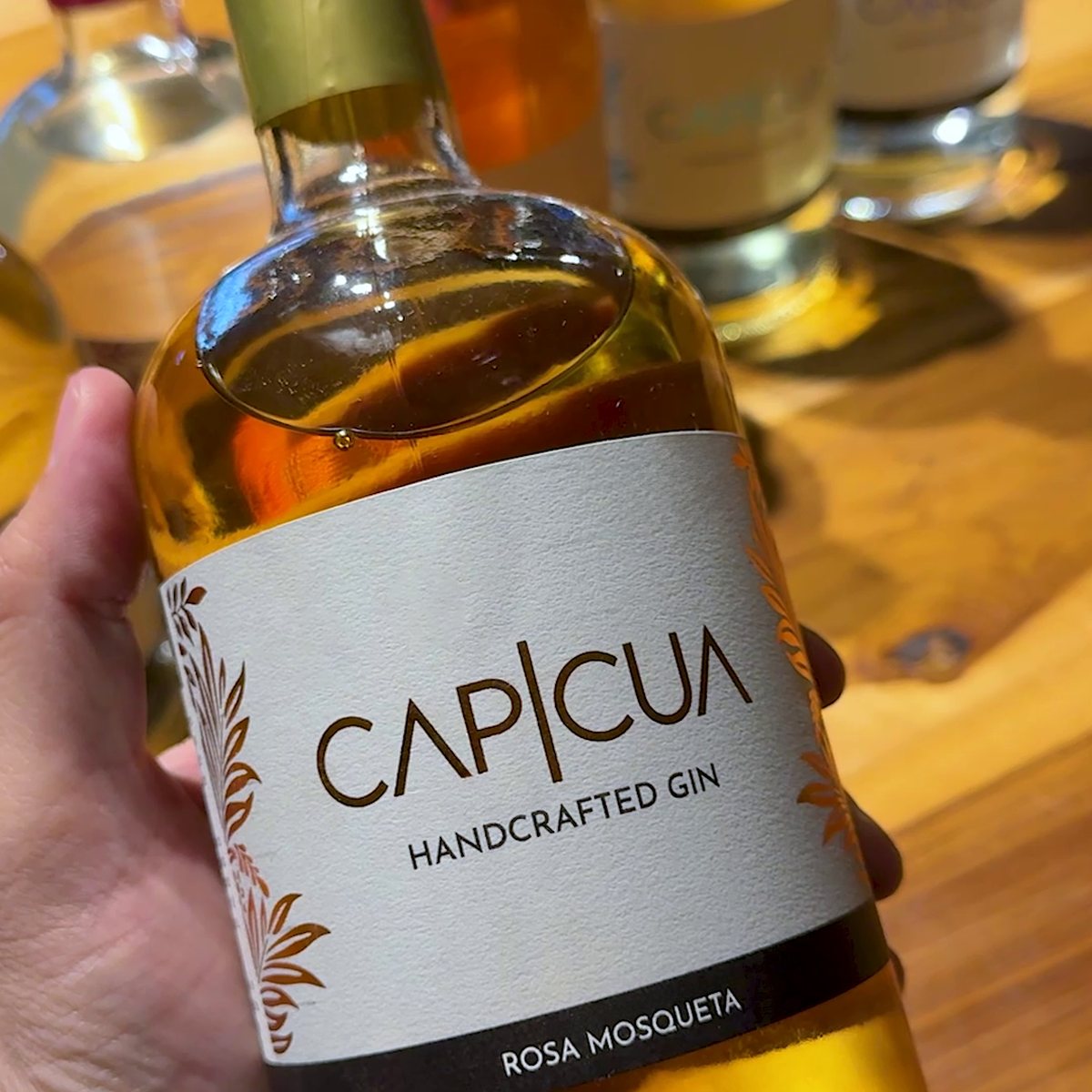 Botella CAPICÚA Rosa Mosqueta exhibida en una vinoteca